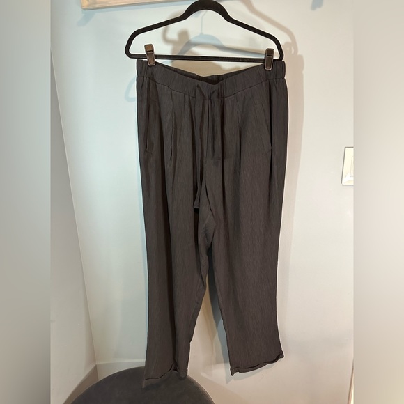 Forever 21 Plus Size Textured Tie-Waist Pants in Black - Picture 5 of 11